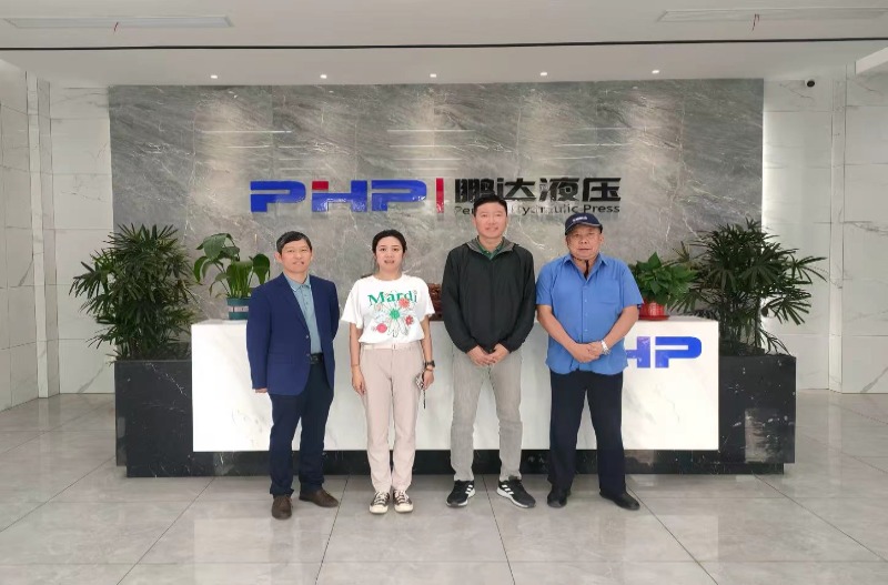 I clienti indonesiani visitano PHP per esplorare nuove opportunità di cooperazione con la stampa di SMC