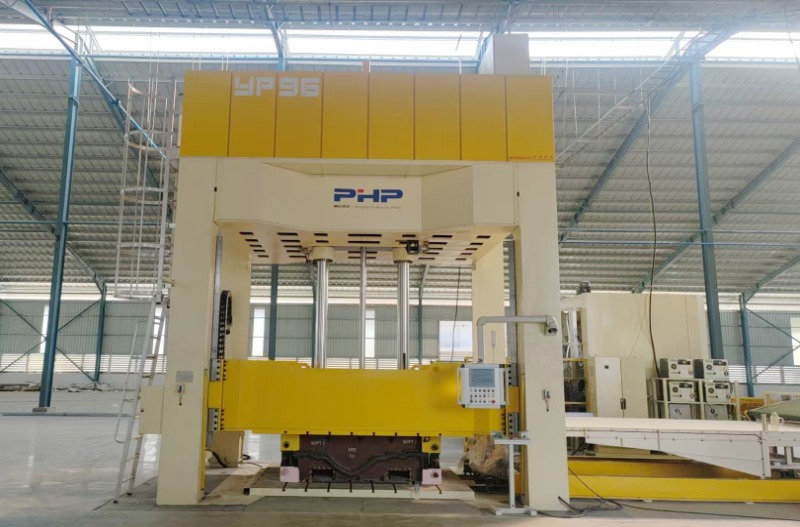 Il team di assistenza PHP ha completato con successo l'installazione e la messa in servizio di una pressa per componenti interni da 150 tonnellate in Indonesia