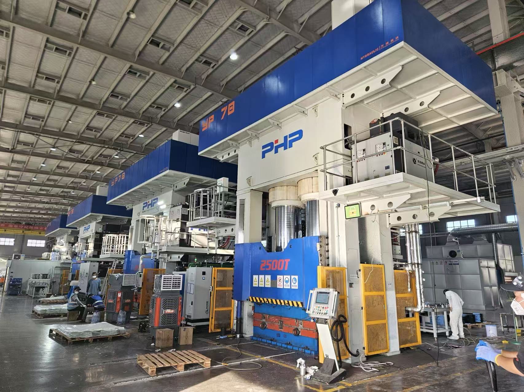 Pressa per stampaggio servo HP-RTM: miglioramento della precisione, dell'efficienza e dell'automazione nella moderna produzione di compositi